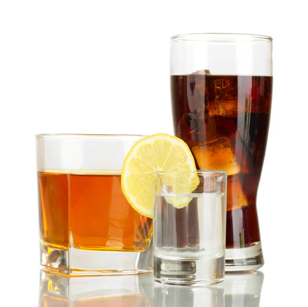 A különböző alkoholtartalmú italok elszigetelt fehér — Stock Fotó