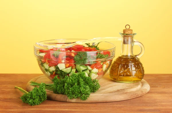 新鲜的沙拉和油在绿色背景上 — 图库照片