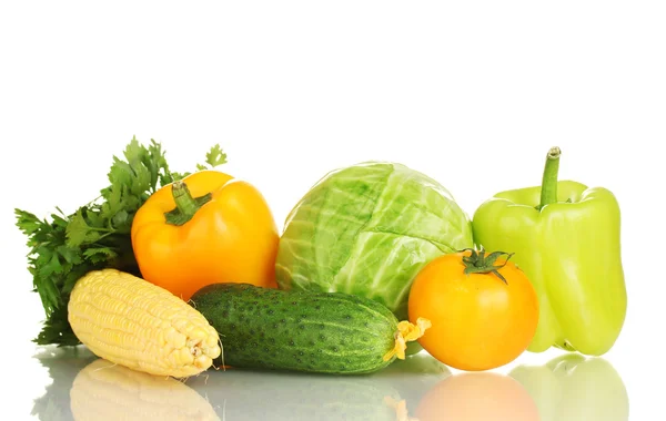 Kleurrijke verse groenten geïsoleerd op wit — Stockfoto