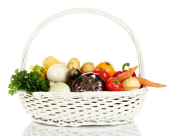 Verduras frescas en canasta blanca aisladas sobre blanco — Foto de Stock
