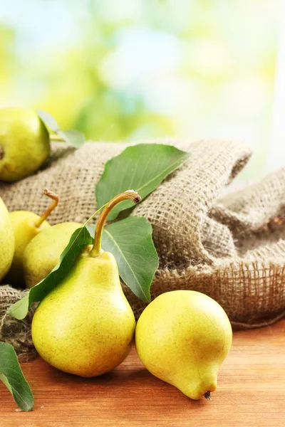 Juicy flavorful pears of nature background — Stock Photo, Image