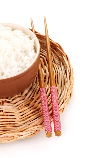Tigela de arroz e pauzinhos em esteira de vime isoalted em branco — Fotografia de Stock