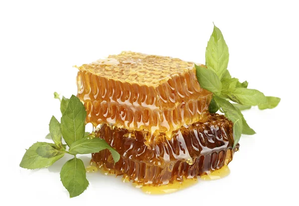 Favos de mel doces com hortelã, isolados em branco — Fotografia de Stock
