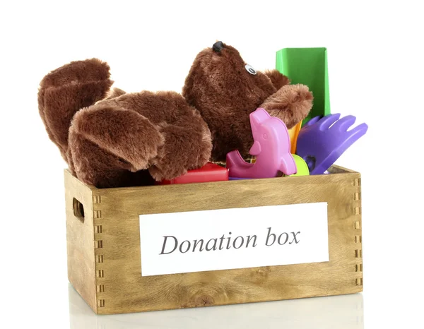 Spendenbox mit Kinderspielzeug isoliert auf weiß — Stockfoto
