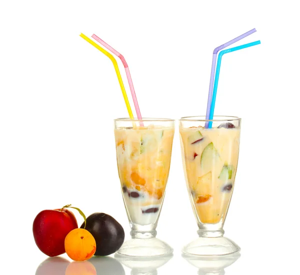Молочные коктейли с фруктами, выделенными на белом крупном плане — стоковое фото