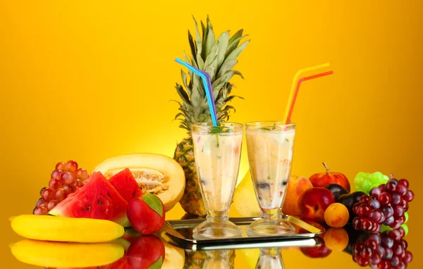 Milk shakes with fruit on yellow background close-up — Stock Photo, Image