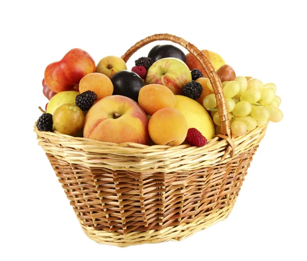Stilleven voor fruit in mand geïsoleerd op wit — Stockfoto