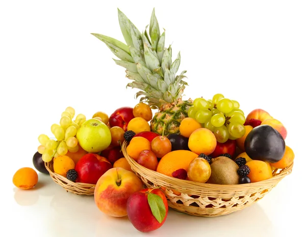 Stilleven voor fruit in mand geïsoleerd op wit — Stockfoto