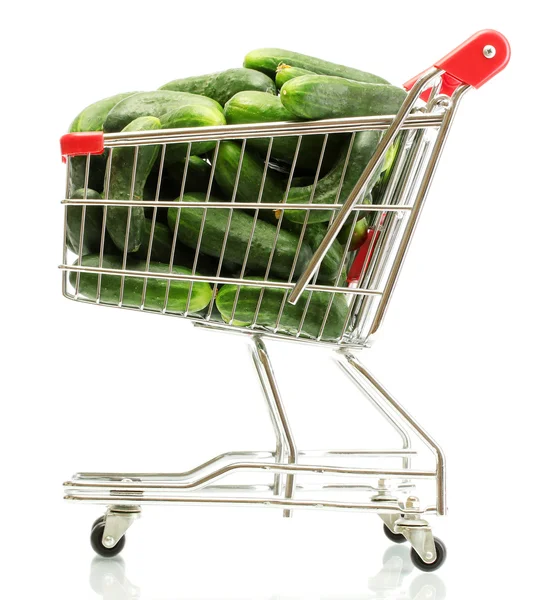 Frische Gurken im Einkaufswagen isoliert auf weiß — Stockfoto