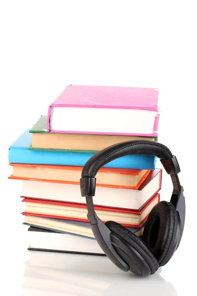 Écouteurs sur livres isolés sur blanc — Photo