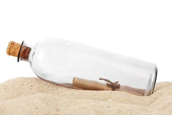 Garrafa de vidro com nota no interior na areia isolada em branco — Fotografia de Stock