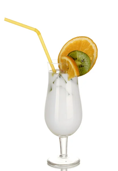 Смачний молочний коктейль з фруктами ізольовано на білому — стокове фото