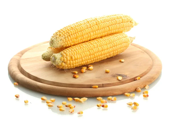Свіжа кукурудза на дерев'яній обробній дошці, ізольована на білому — стокове фото