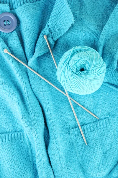 Blauwe trui en een bal van wol close-up — Stockfoto