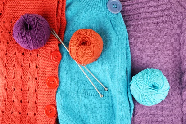 Suéteres de lana de colores y bolas de lana de primer plano —  Fotos de Stock