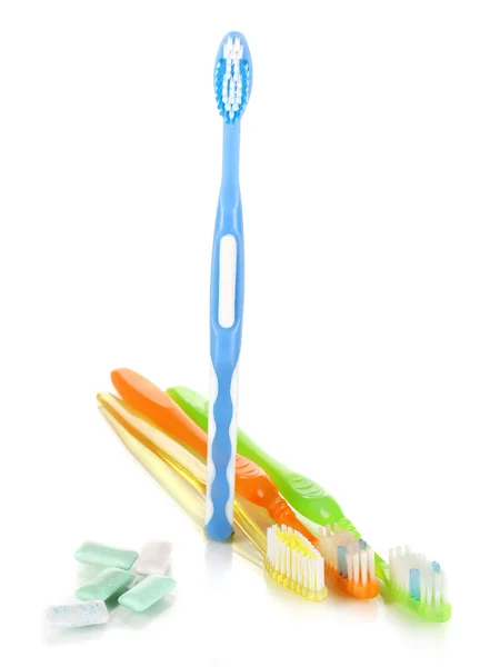 Cepillos de dientes y goma de mascar aislados en blanco — Foto de Stock