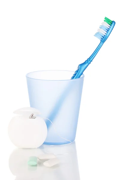 歯ブラシ、ガムを噛む、白で隔離されるデンタルフロス — ストック写真