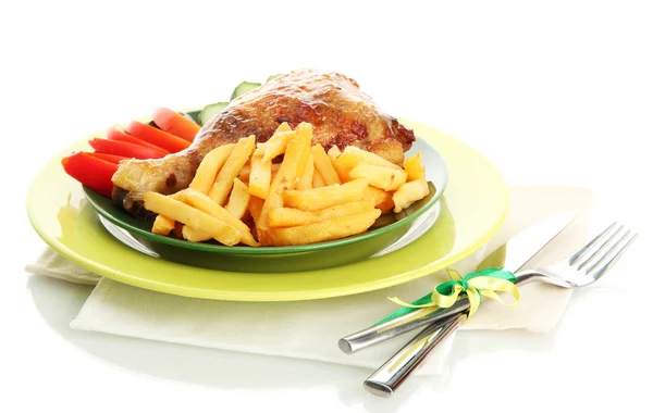Ψητό κοτόπουλο με τηγανιτές πατάτες και λαχανικά στο πιάτο, που απομονώνονται σε λευκό — Φωτογραφία Αρχείου