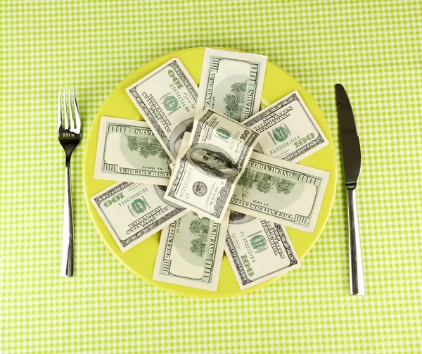 Billetes en el plato en primer plano mantel verde —  Fotos de Stock