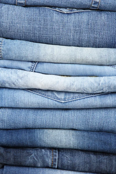 Veel jeans gestapeld in een stapel close-up — Stockfoto