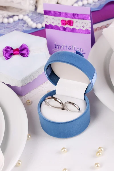 紫の色のクローズ アップですばらしい結婚式のテーブルを提供 — ストック写真