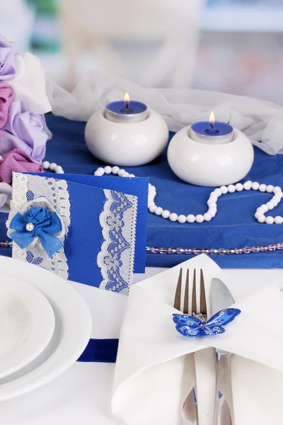 Serving fabulous wedding table in purple and blue color close-up — Stock Photo, Image