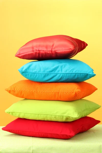 Almohadas de colores sobre fondo amarillo —  Fotos de Stock