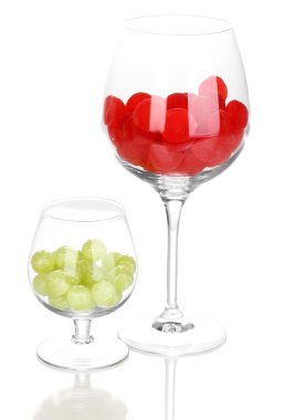 üzerinde beyaz izole bardaklarda renkli şekerler