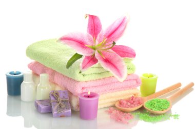 lily, aroma yağ, mum, sabunu ve deniz havlu izole üzerinde beyaz tuz