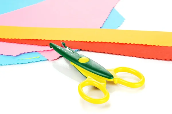 Barevné cik-cak nůžky s barevný papír izolované na bílém — Stock fotografie