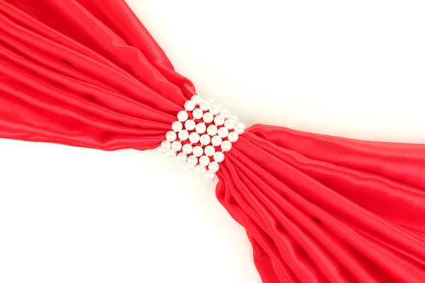 Paño rojo atado con perlas aisladas en blanco — Foto de Stock
