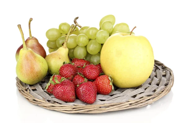 Frutos doces maduros e bagas em esteira de vime isolada em branco — Fotografia de Stock