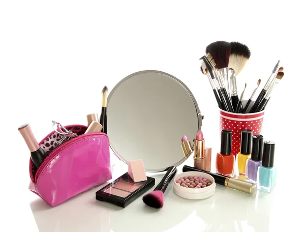 Cosmetici vicino specchio isolato su bianco — Foto Stock
