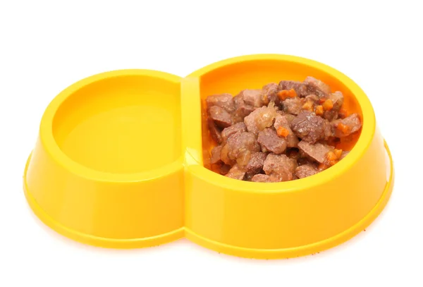 Желтая миска с кошачьей пищей и водой, изолированные на белом — стоковое фото
