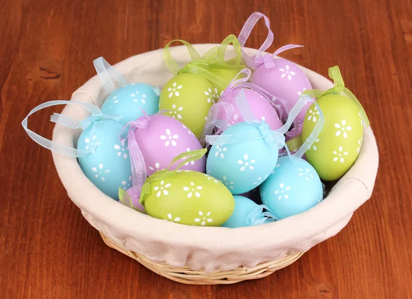 Ahşap arka planda renkli Paskalya yumurtaları. — Stok fotoğraf