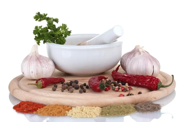 Sammansättningen av vit mortel och stöt med kryddor och grönsaker på skärbräda isolerad på vit — Stockfoto