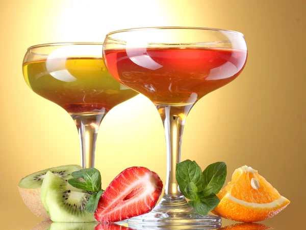 Fruchtgelee in Gläsern und Früchten auf gelbem Hintergrund — Stockfoto