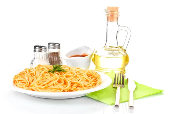 Композиция вкусных приготовленных спагетти с томатным соусом изолированы на белом — стоковое фото