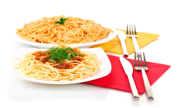 Composição de espaguete cozido delicioso com molho de tomate isolado em branco — Fotografia de Stock