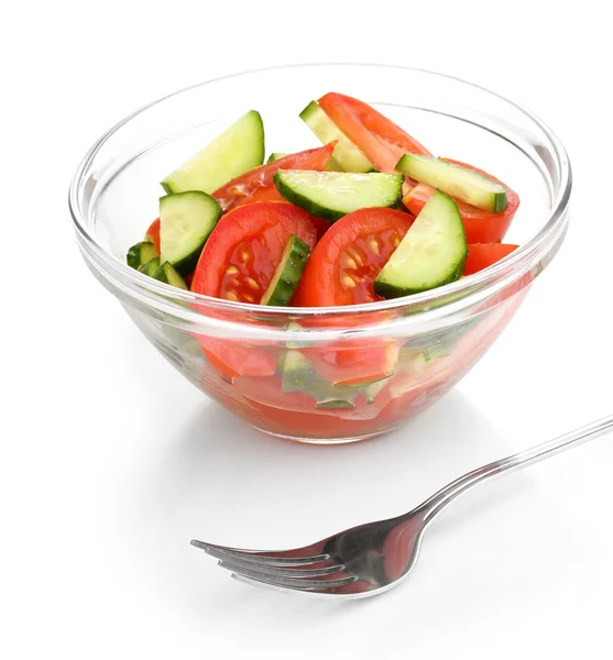 Frischer Salat mit Tomaten und Gurken isoliert auf weiß — Stockfoto