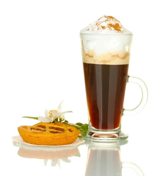 Szklanka do kawy koktajlowe z tarta na serwetka i kwiat na białym tle — Zdjęcie stockowe