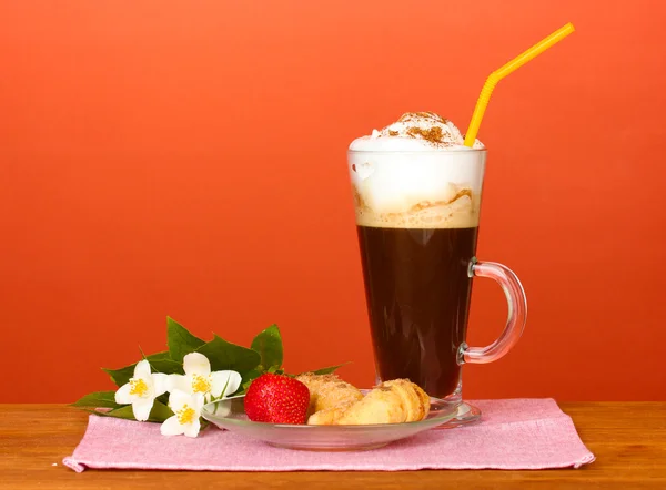 Glas Kaffee-Cocktail auf bunter Serviette mit Croissants und Blume auf hellem Hintergrund — Stockfoto