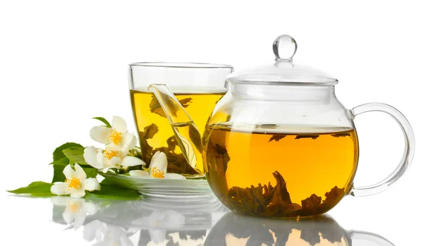 Grüner Tee mit Jasmin in Tasse und Teekanne isoliert auf weiß — Stockfoto