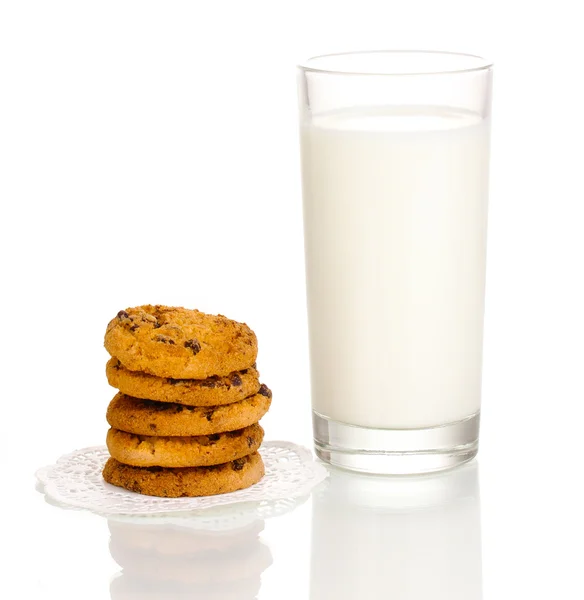 Sklenici mléka a soubory cookie izolovaných na bílém — Stock fotografie