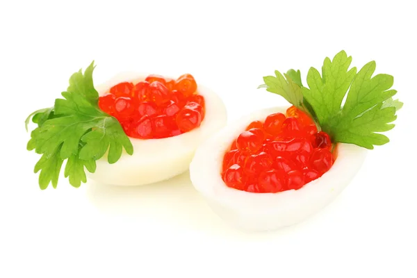 Červený kaviár v vajec izolovaných na bílém — Stock fotografie