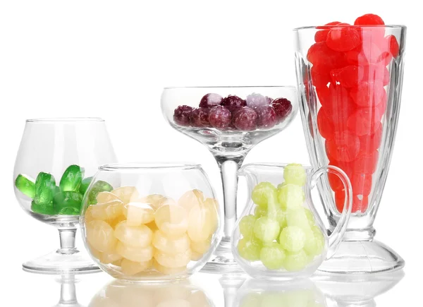 Farbbonbons in Gläsern isoliert auf weiß — Stockfoto