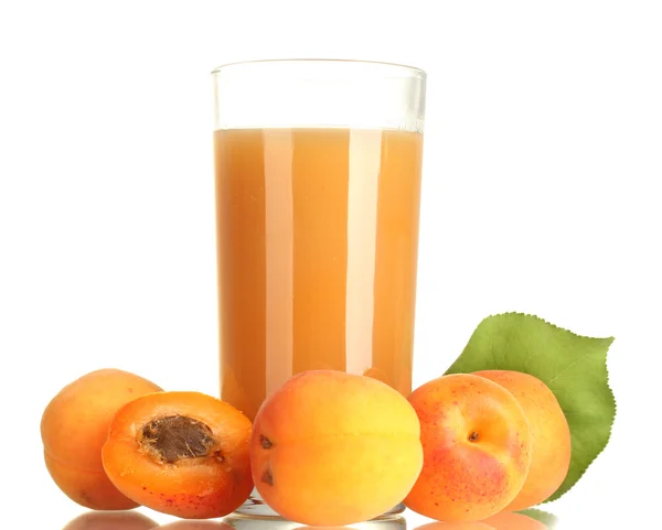 Glas Aprikosensaft und Aprikosen mit Blättern isoliert auf weiß — Stockfoto