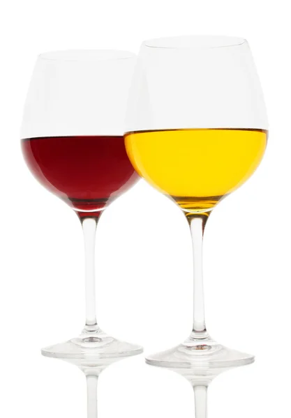 Dois copos de vinho isolados em branco — Fotografia de Stock