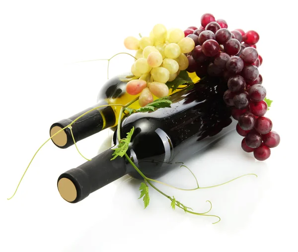 Botellas de vino y uvas maduras aisladas sobre blanco —  Fotos de Stock