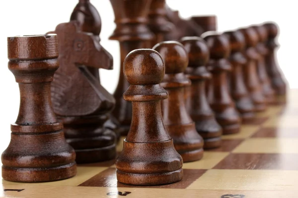 Schackbräde med schackpjäser isolerad på vit — Stockfoto